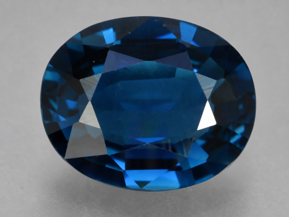 Visão aproximada de gemas naturais de turmalina azul.
