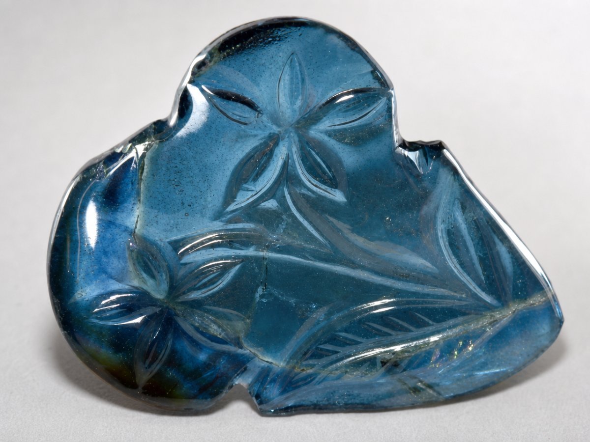 Visão aproximada de gemas naturais de turmalina azul.