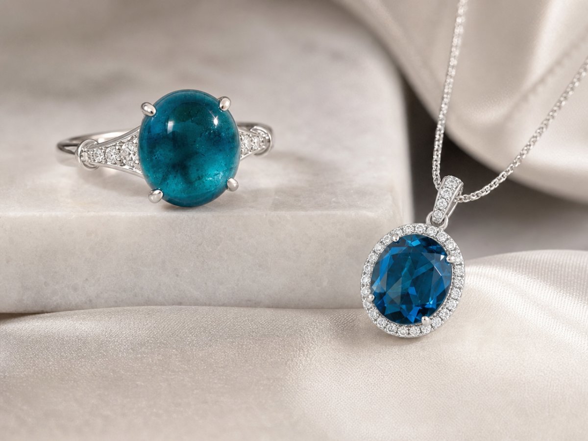 Gemas de turmalina azul exibidas em joias