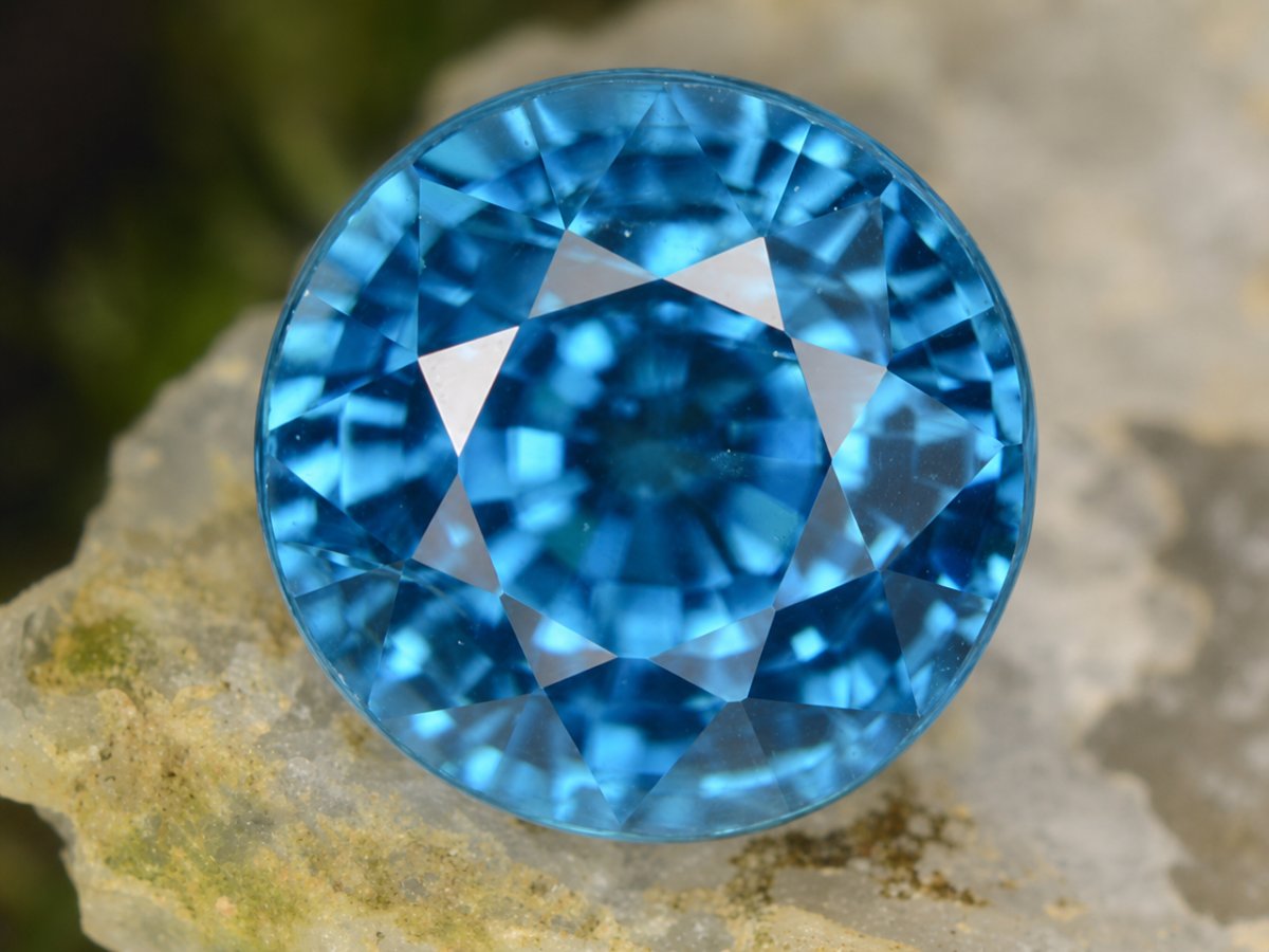 Visão aproximada de gemas naturais de zircão azul.