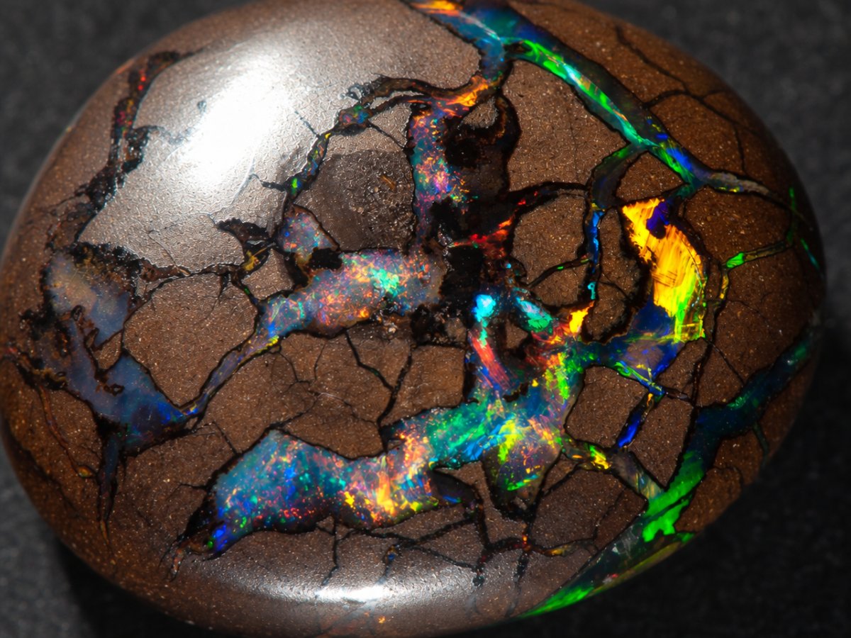 Visão aproximada de gemas naturais de opala boulder.