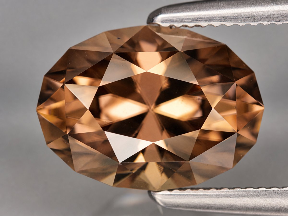 Visão aproximada de gemas de zircão marrom natural.