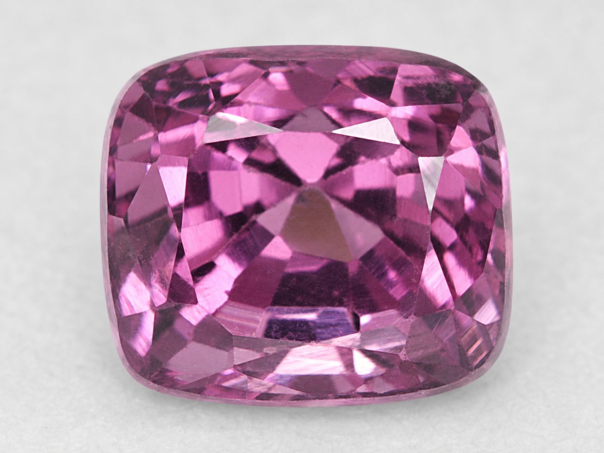 Visão aproximada de gemas de espinélio natural da Birmânia.