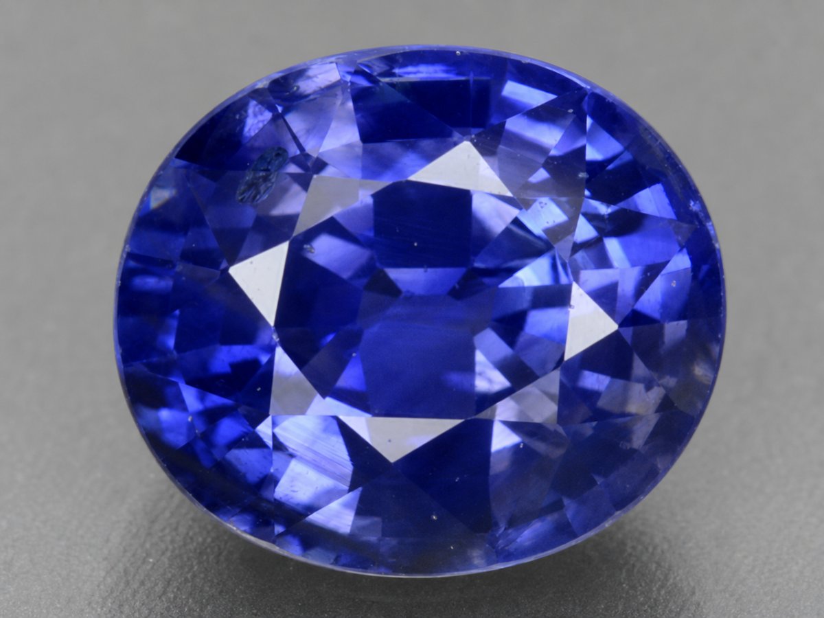 Visão aproximada de gemas de safira do Ceilão naturais.