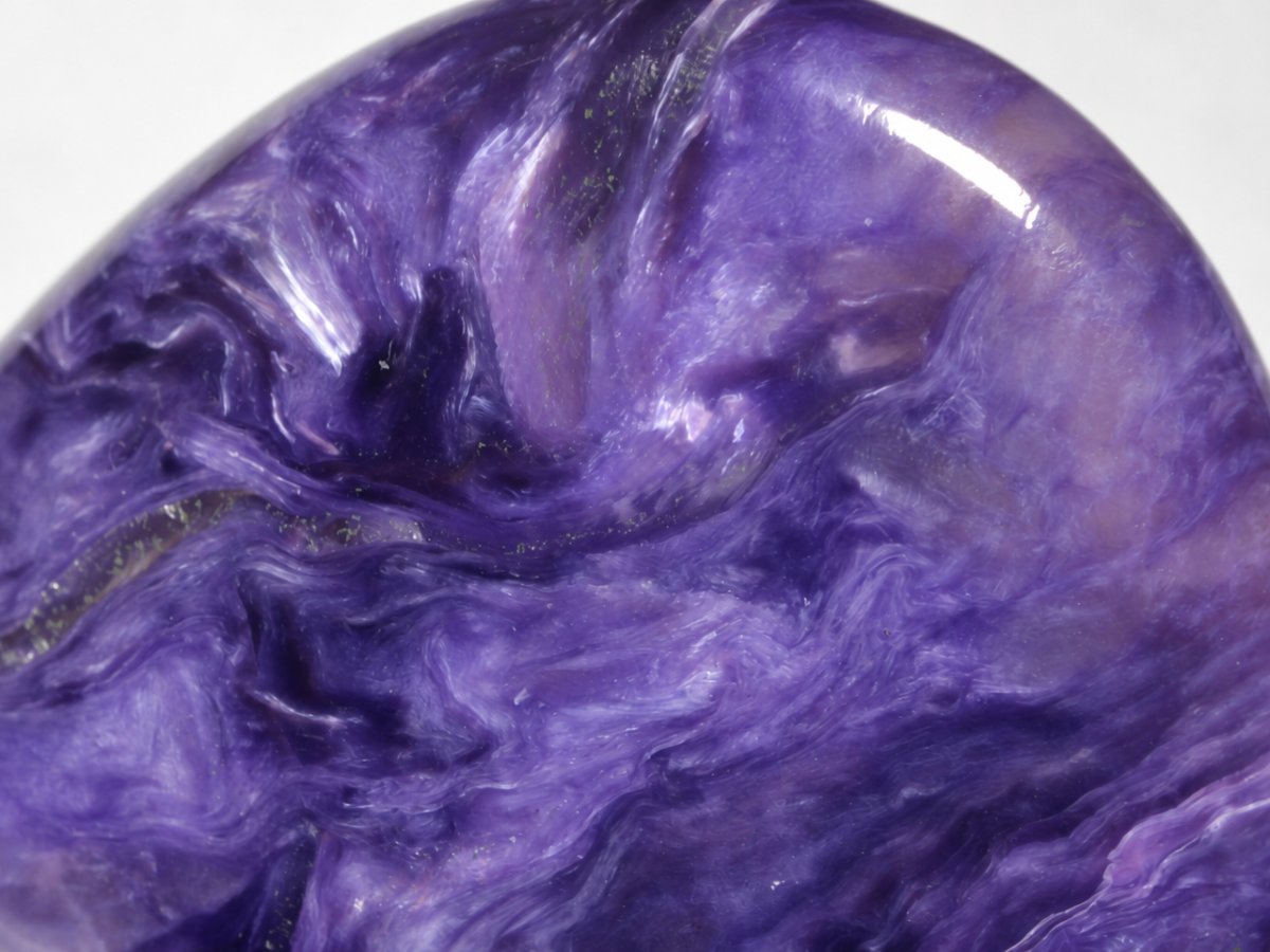 Visão aproximada de gemas de charoíta natural.
