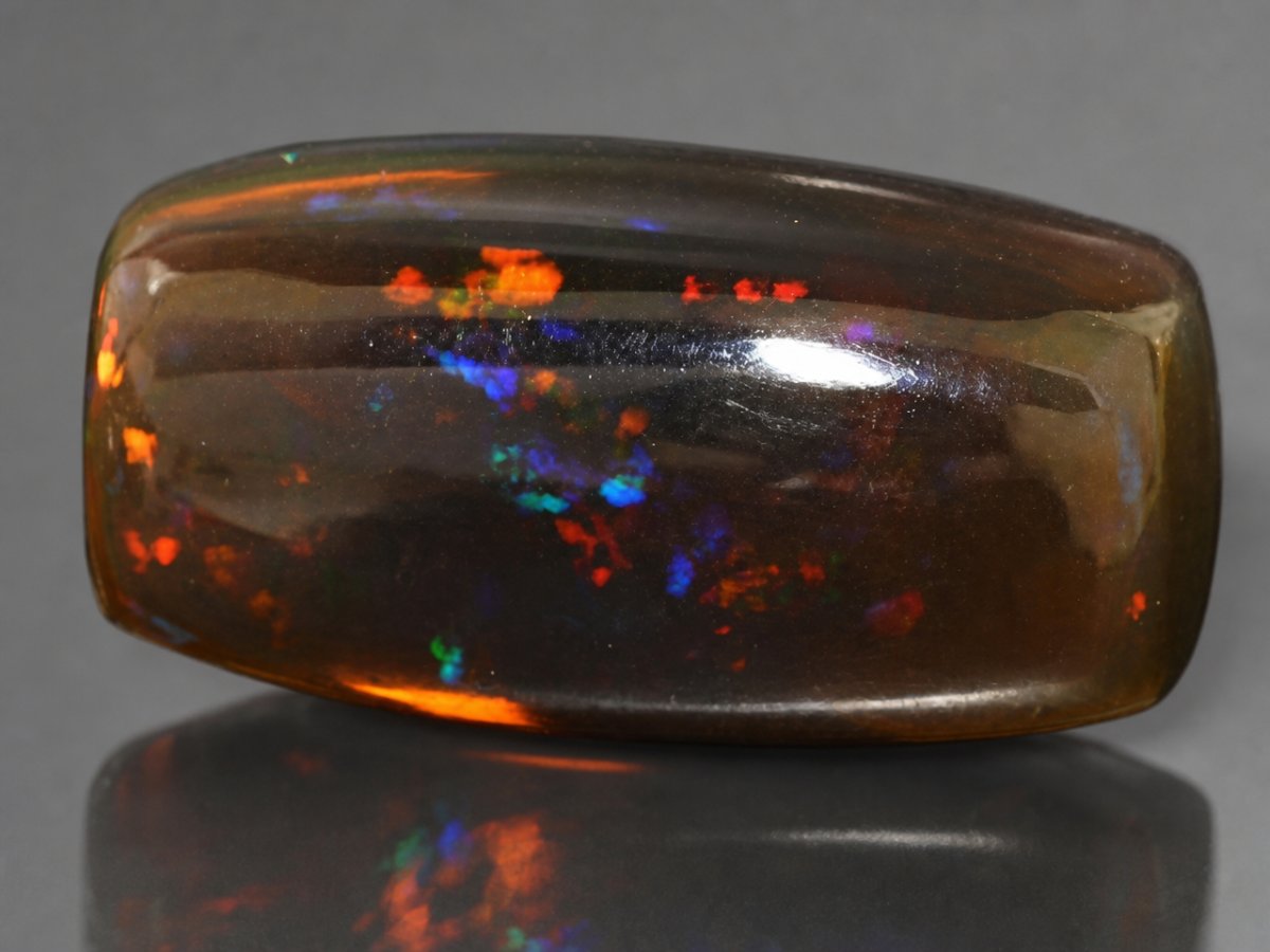 Visão aproximada de gemas naturais de opala chocolate.