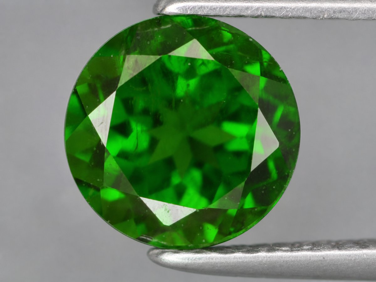 Visão aproximada de gemas naturais de diópsido cromado.
