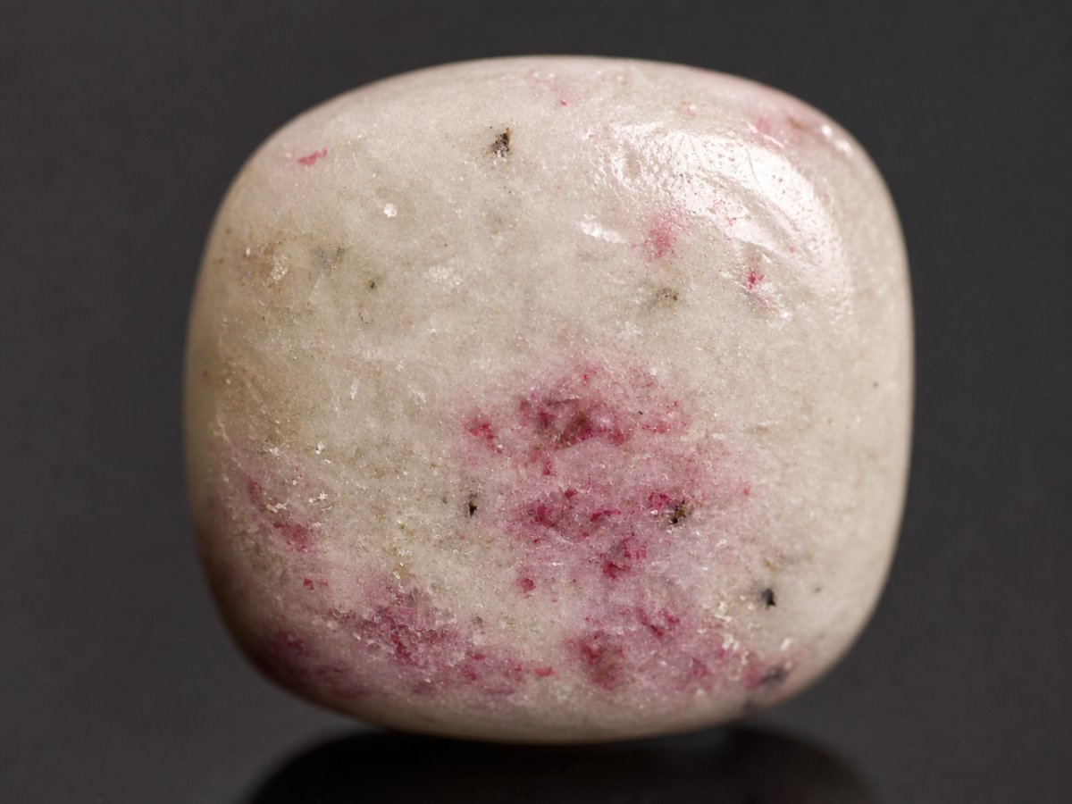 Visão aproximada de gemas de cinábrio natural.