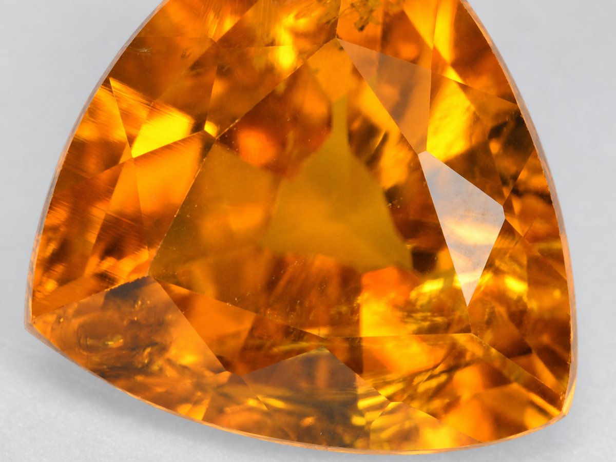 Visão aproximada de gemas naturais de Clinohumita