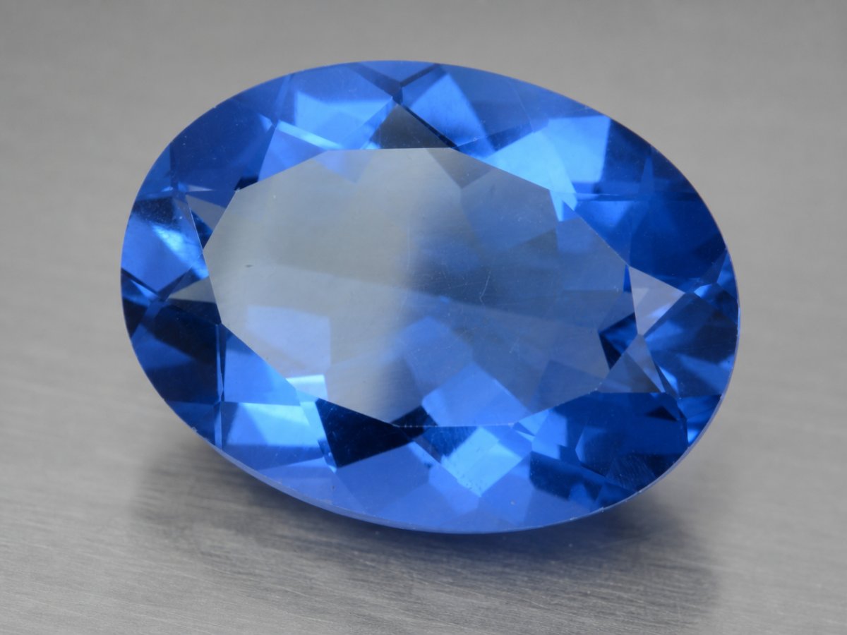 Visão aproximada de gemas de fluorita natural com mudança de cor.
