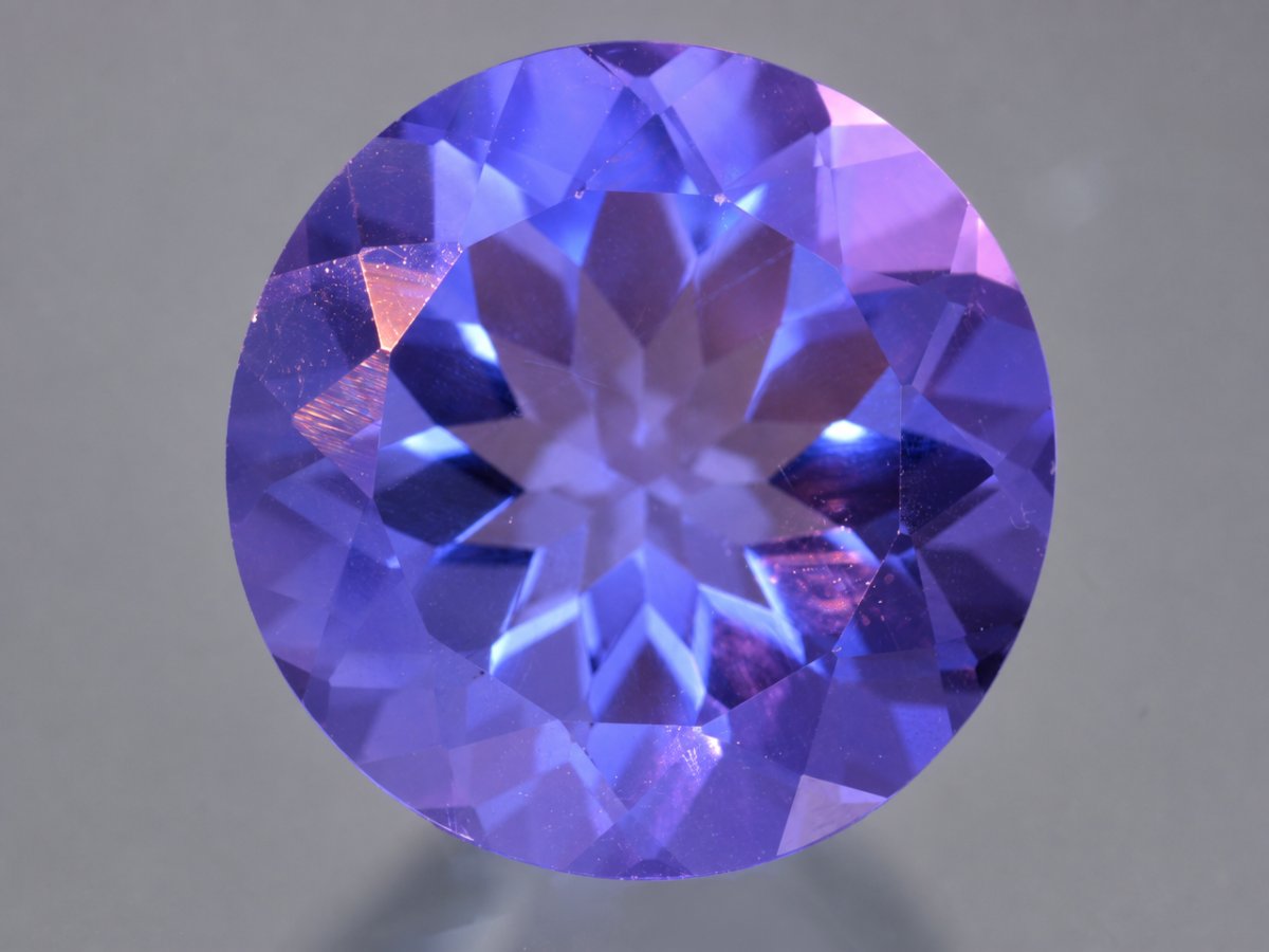 Visão aproximada de gemas de fluorita natural com mudança de cor.