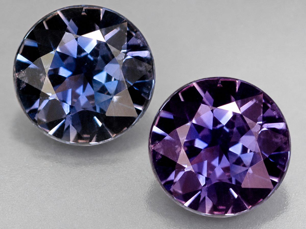Visão aproximada de gemas de safira com mudança de cor natural.