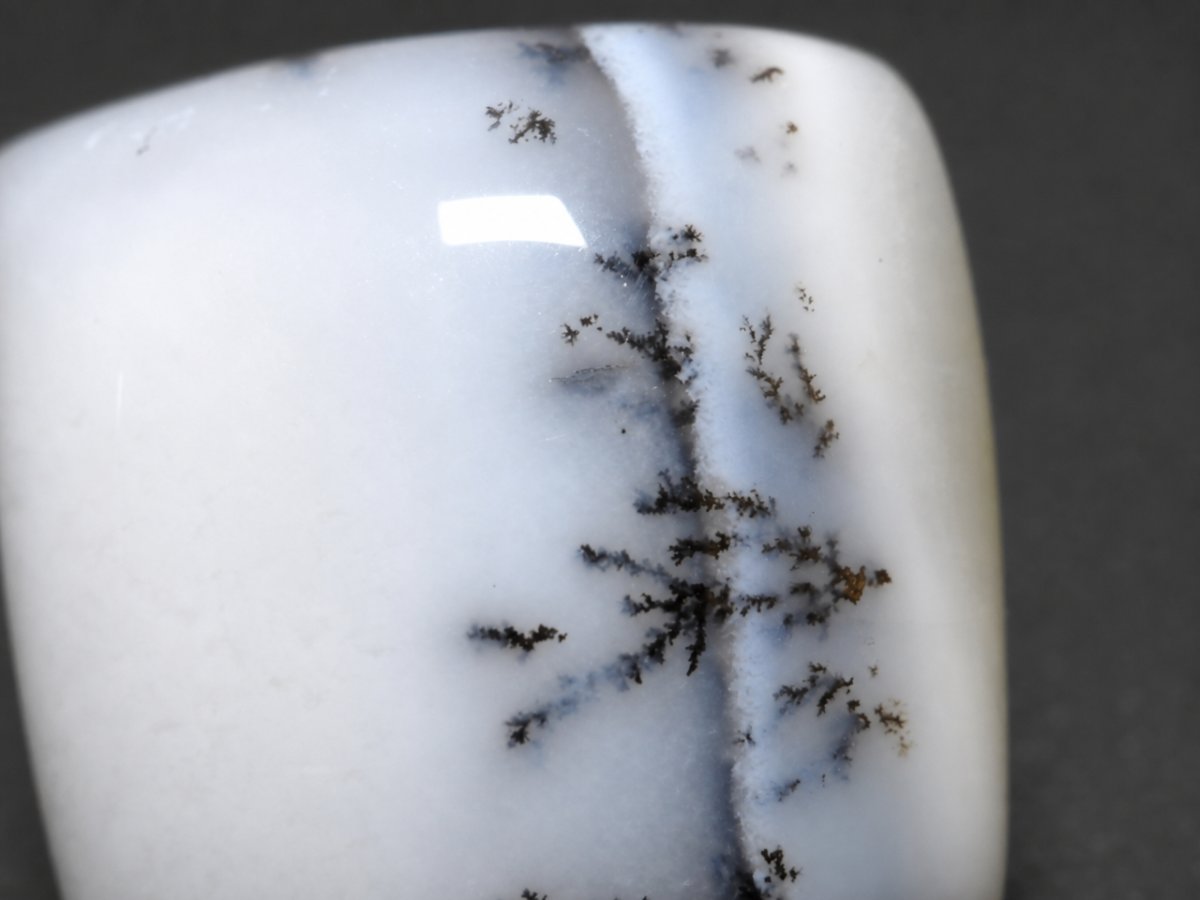 Visão aproximada de gemas de ágata dendrítica natural.