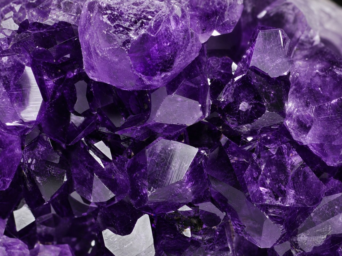 Visão aproximada de gemas de ametista drusa natural.