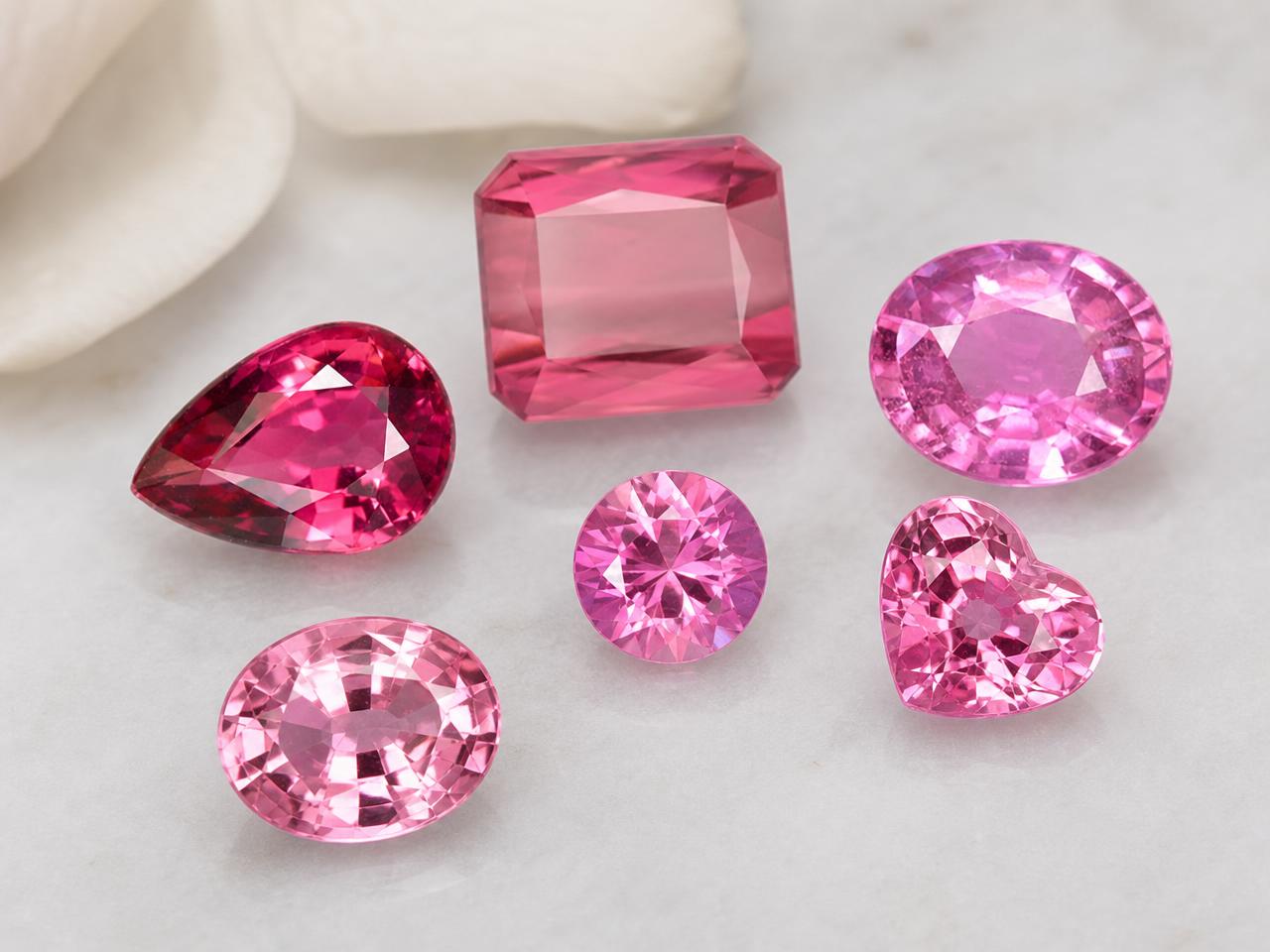 Pedras preciosas rosa soltas e duráveis em formatos variados para joias.