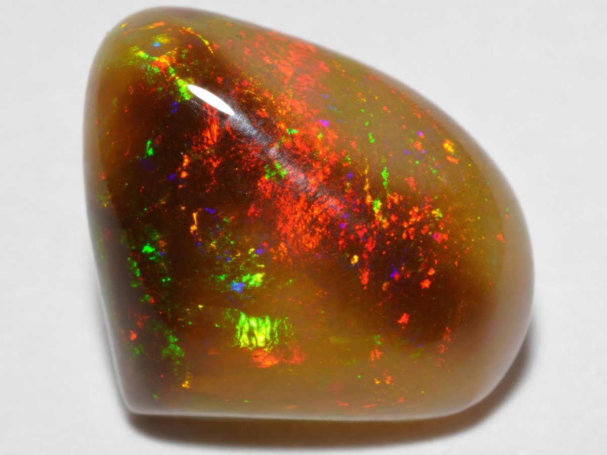 Visão aproximada de gemas de opala etíope natural.