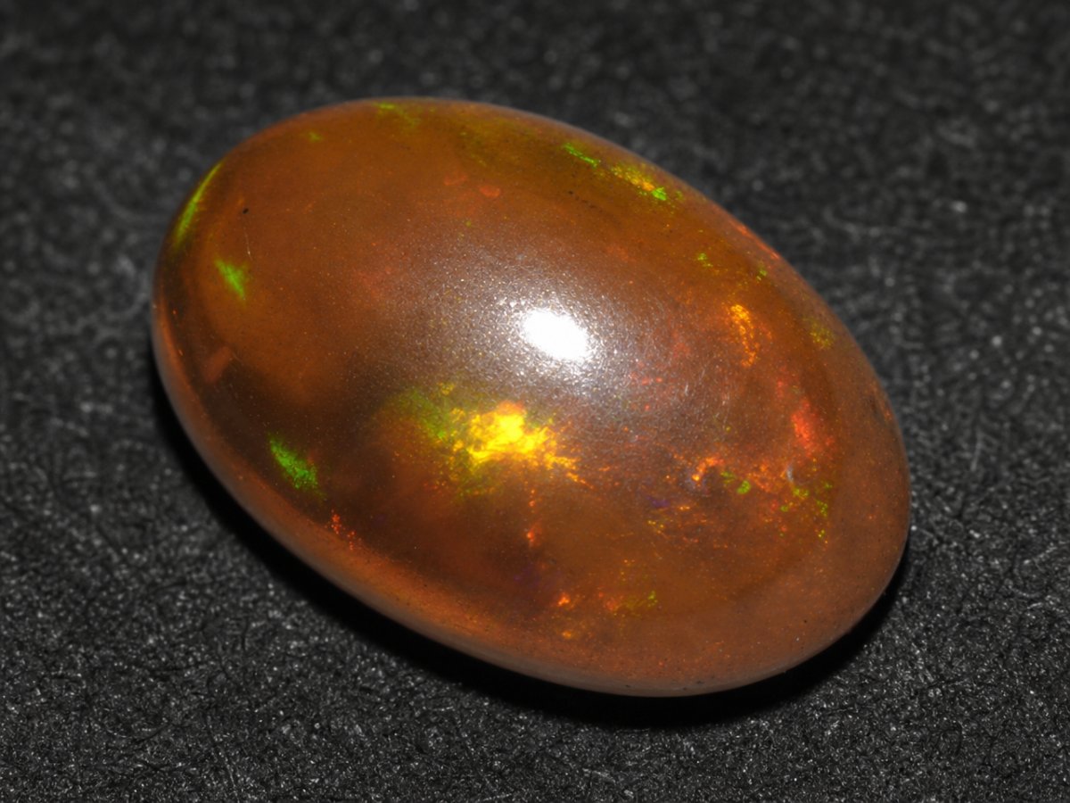 Visão aproximada de gemas de opala etíope natural.
