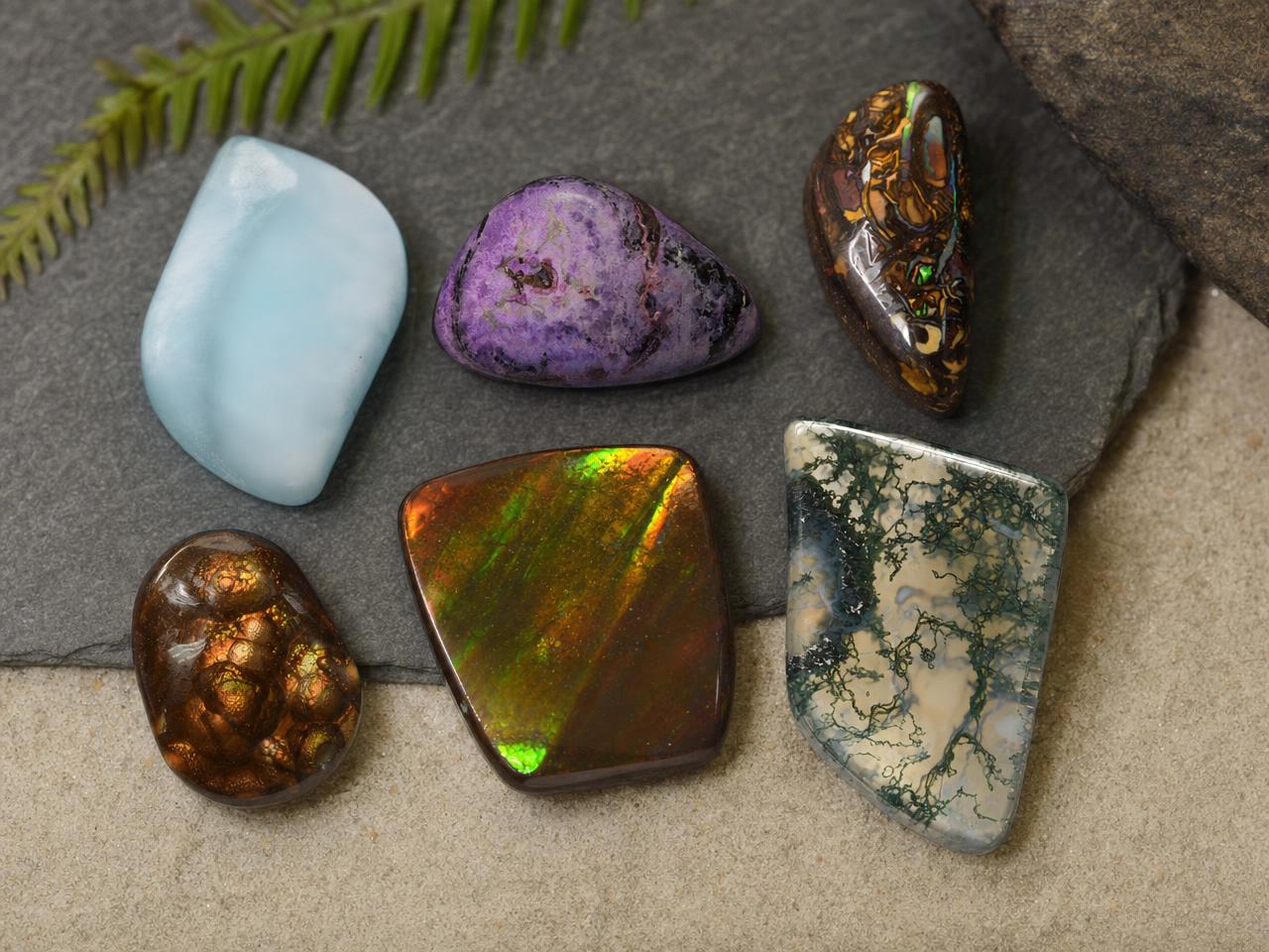 Pedras preciosas naturais soltas em formato cabochão, com formas orgânicas.