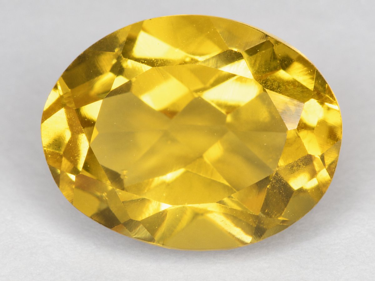 Visão aproximada de gemas de berilo dourado natural.