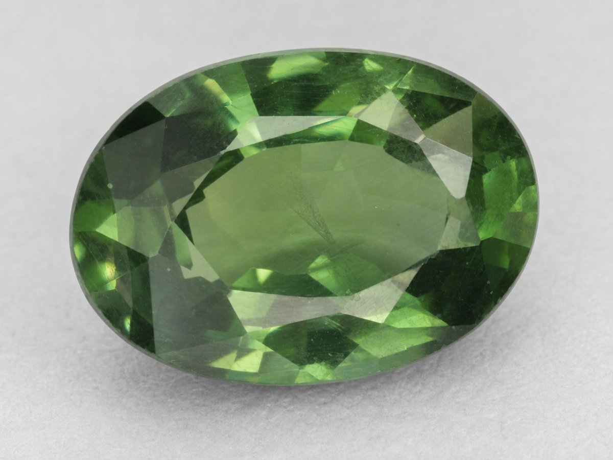 Visão aproximada de gemas de safira verde natural.