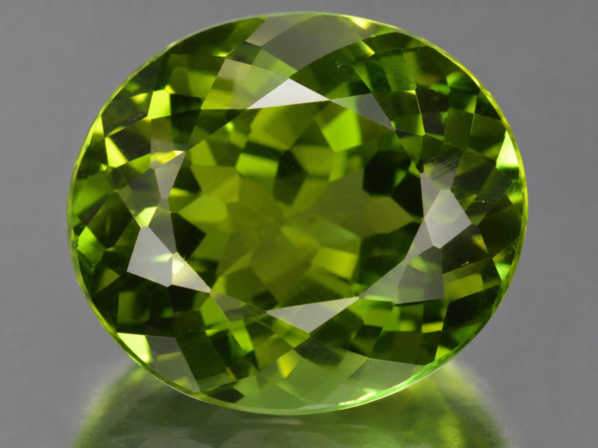 Visão aproximada de gemas de turmalina verde natural.