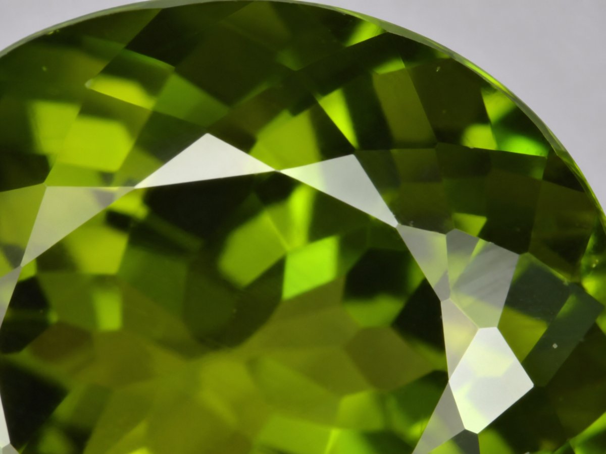 Visão aproximada de gemas de turmalina verde natural.