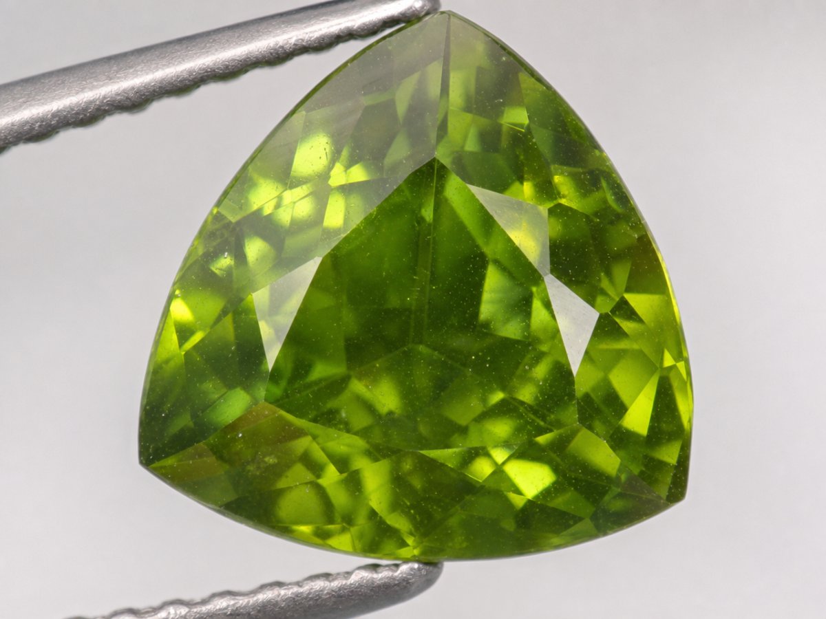 Visão aproximada de gemas de idocrase naturais.