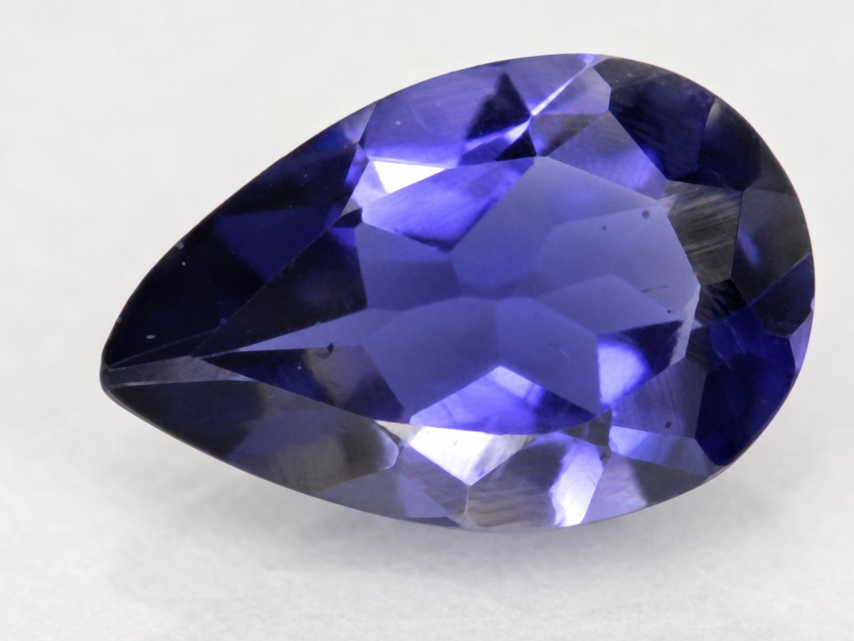 Visão aproximada de gemas de iolita natural.
