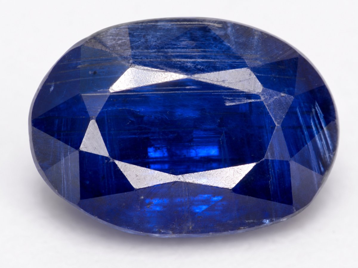 Visão aproximada de gemas de cianita natural.
