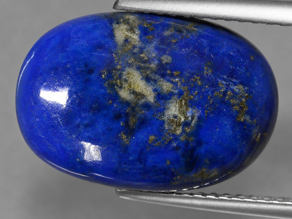 Visão aproximada de gemas naturais de lápis-lazúli.