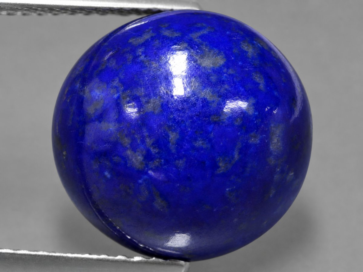 Visão aproximada de gemas naturais de lápis-lazúli.