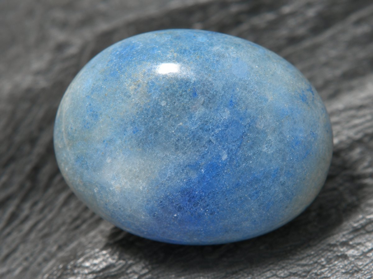 Visão aproximada de gemas de lazulita natural.