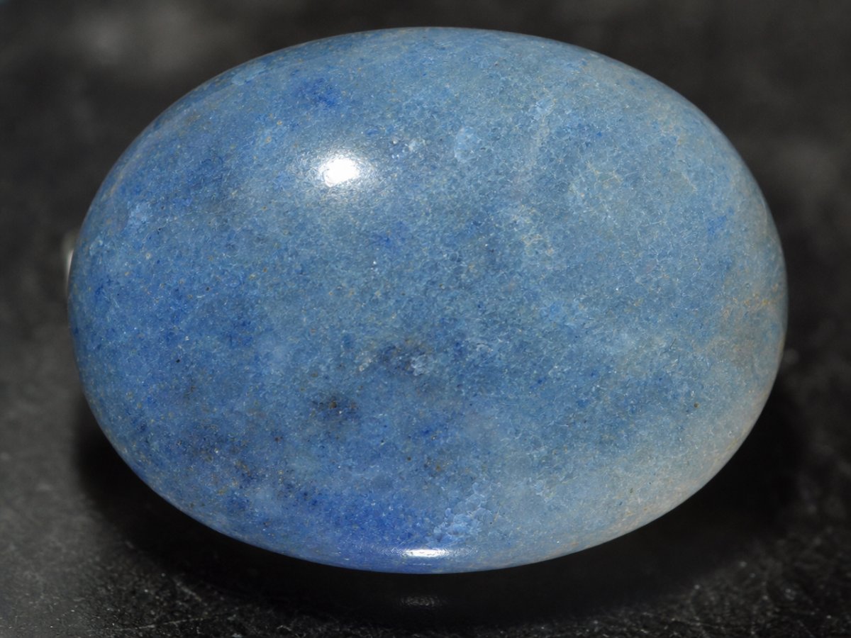 Visão aproximada de gemas de lazulita natural.
