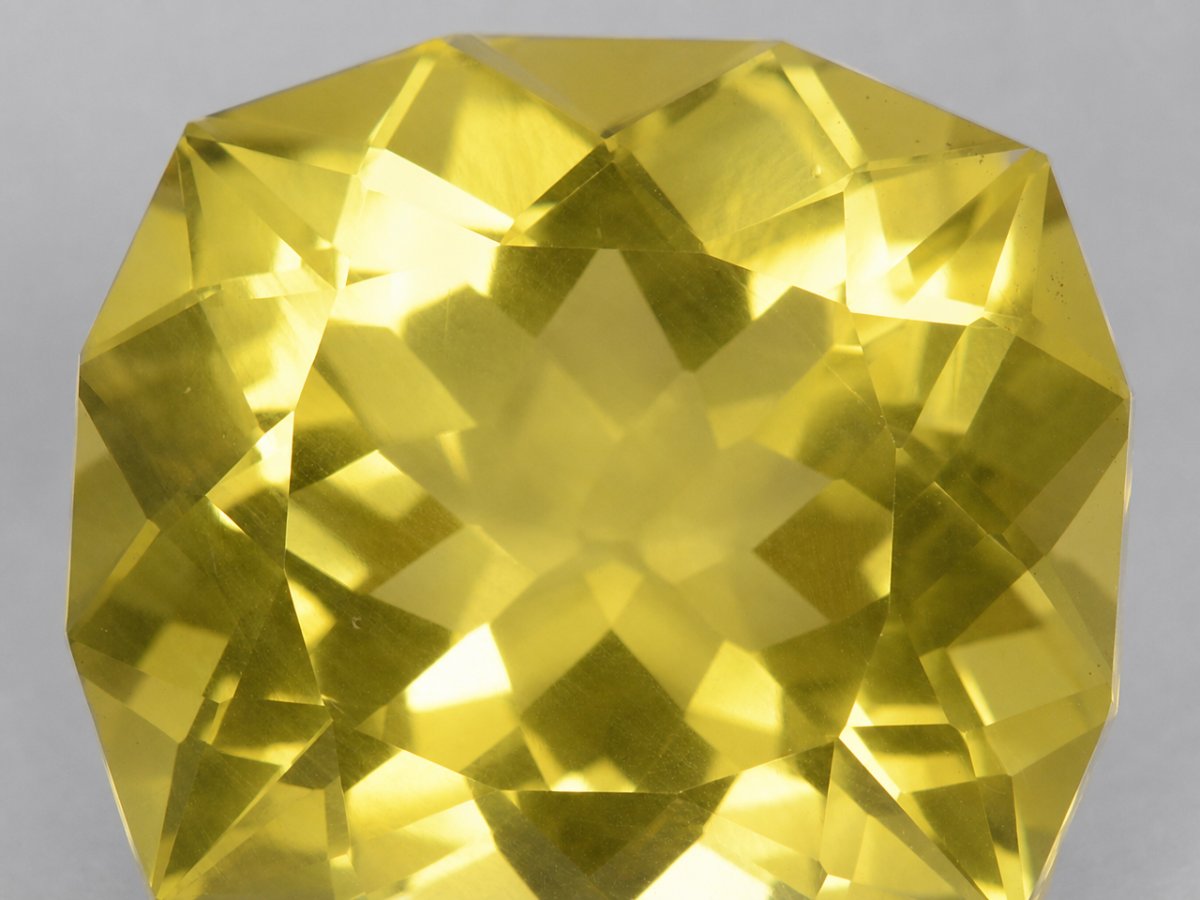 Visão aproximada de gemas de quartzo limão natural.