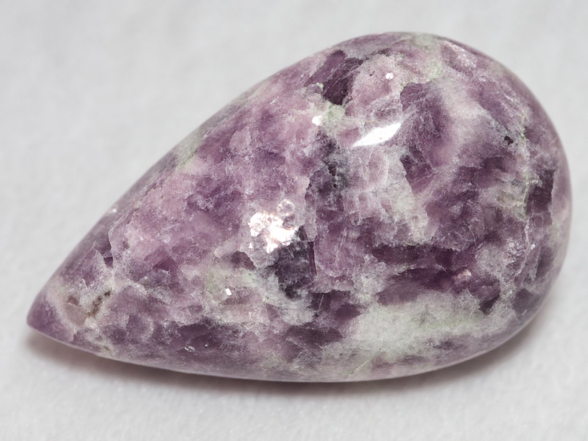 Visão aproximada de gemas de lepidolita natural.
