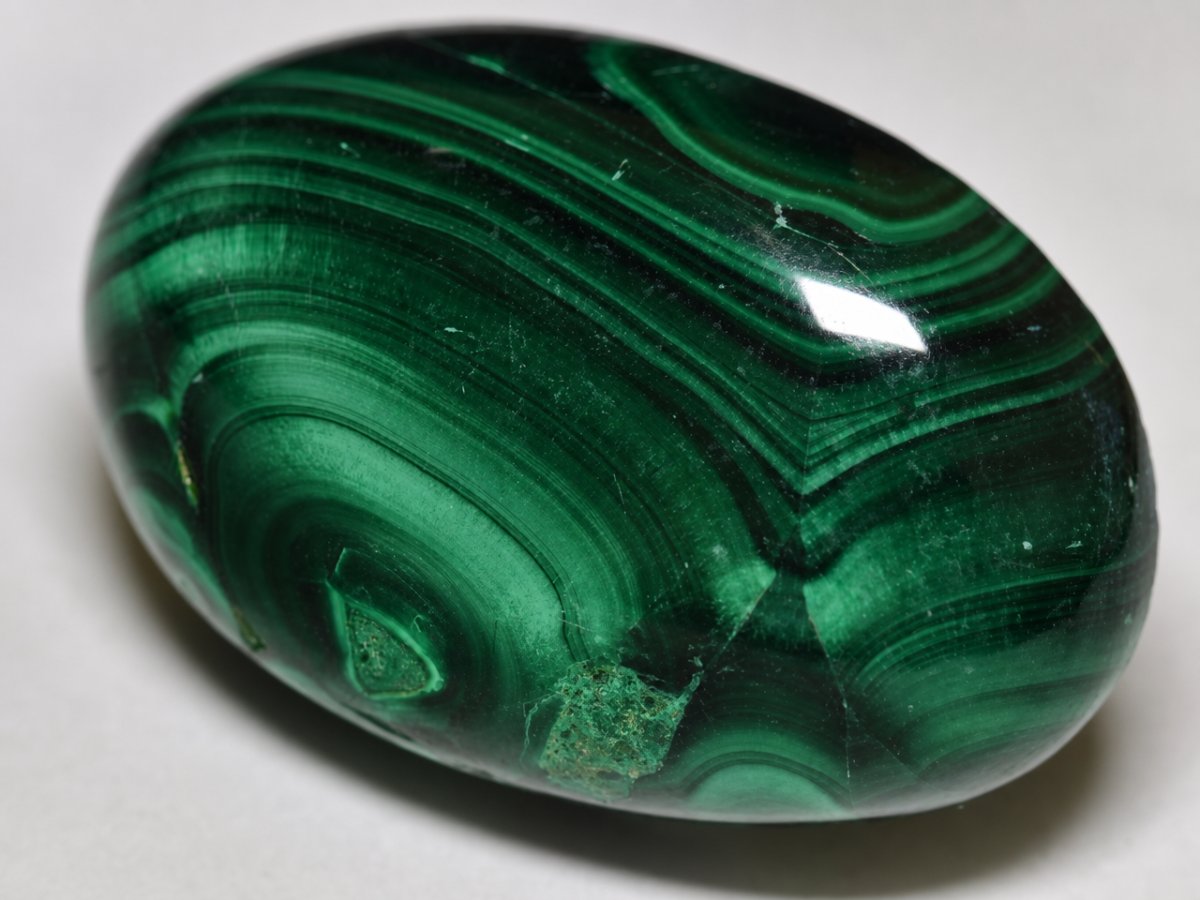 Visão aproximada de gemas de malaquita natural.