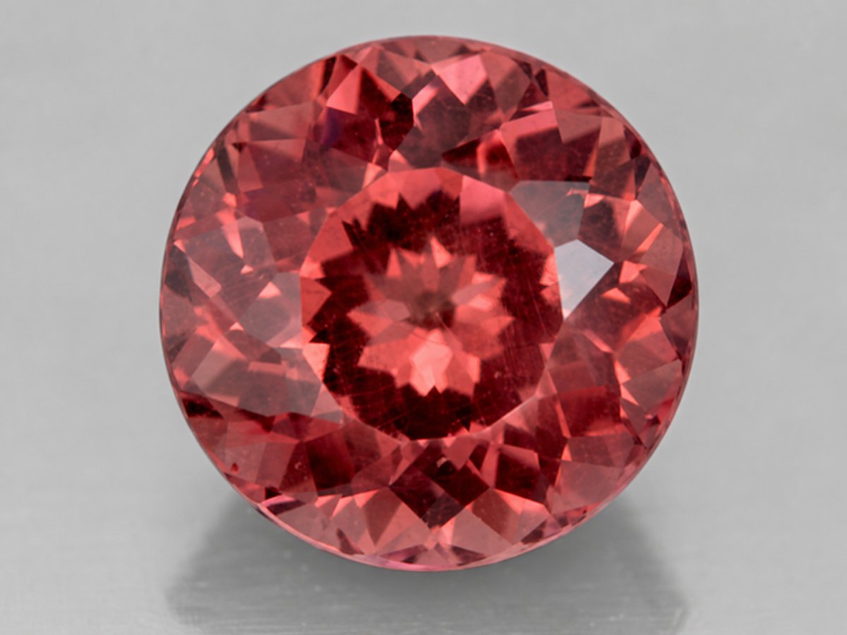 Visão aproximada de gemas de granada da Malásia naturais.