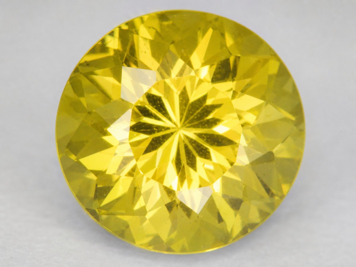 Visão aproximada de gemas naturais de granada do Mali.