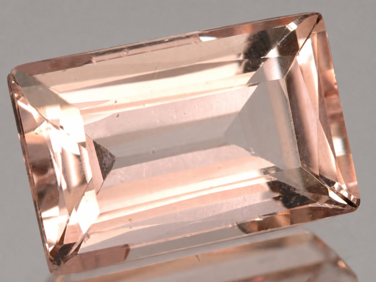 Visão aproximada de gemas de morganita natural.
