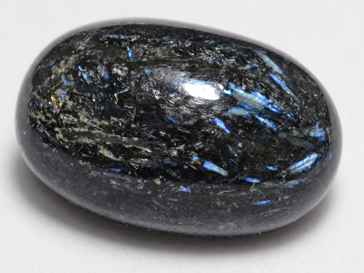 Visão aproximada de gemas naturais de Nuummite.