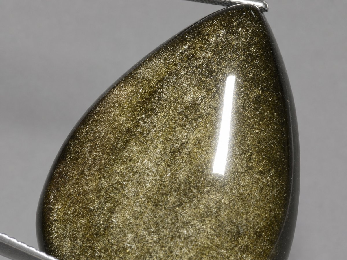 Visão aproximada de gemas de obsidiana natural.