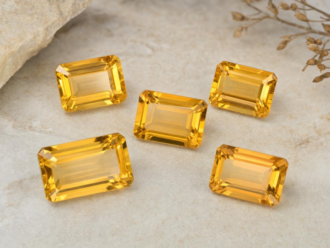 Gemas soltas de citrino octogonal em tons de amarelo dourado.