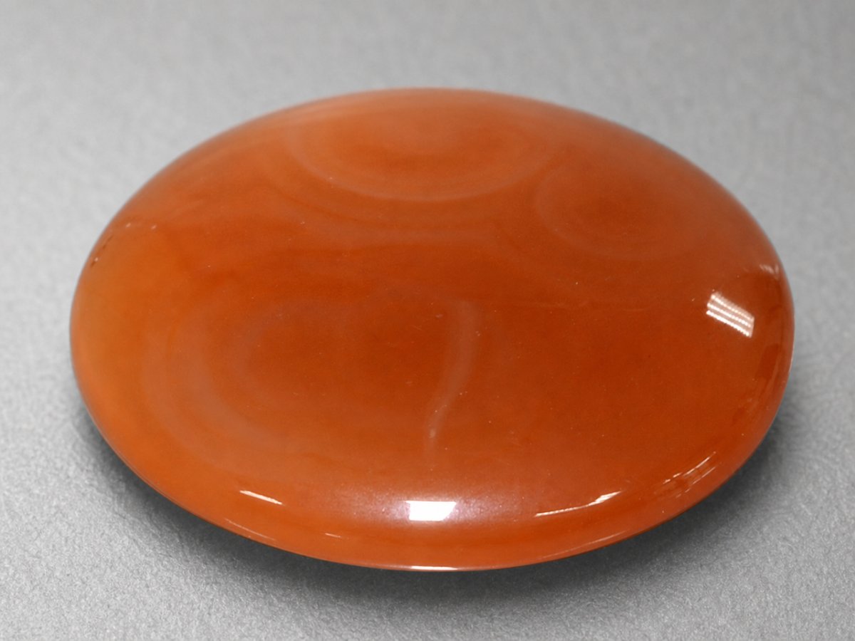 Visão aproximada de gemas naturais de ágata laranja.