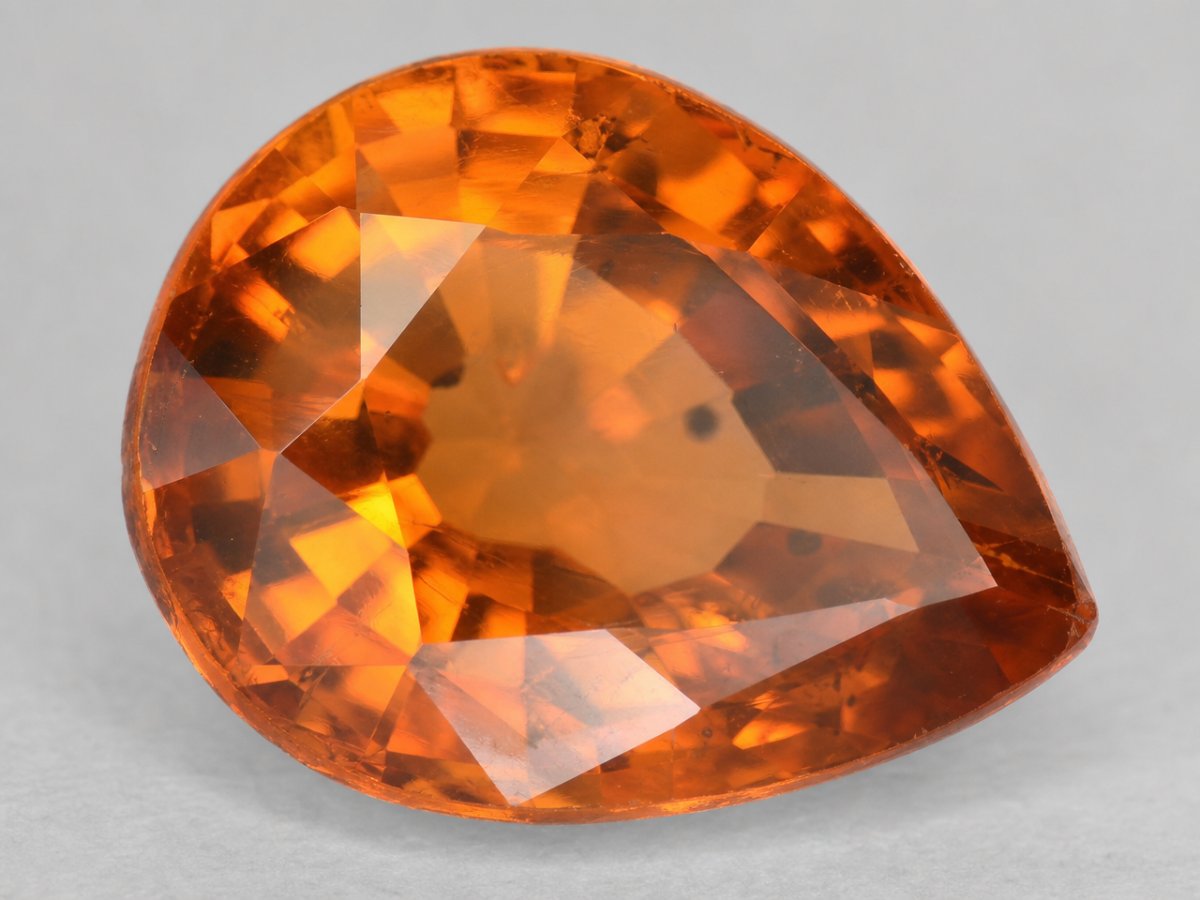 Visão aproximada de gemas de safira laranja naturais.