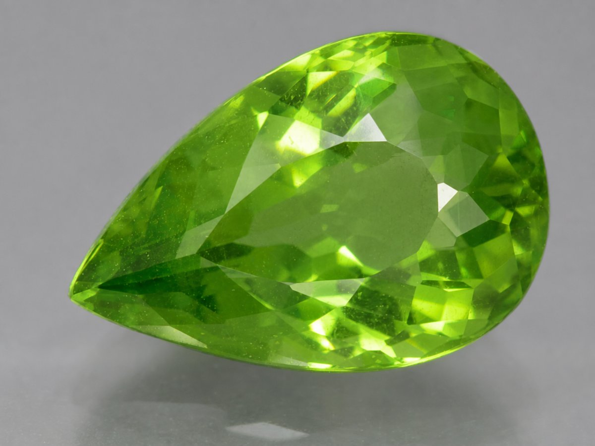 Visão aproximada de gemas de peridoto naturais.
