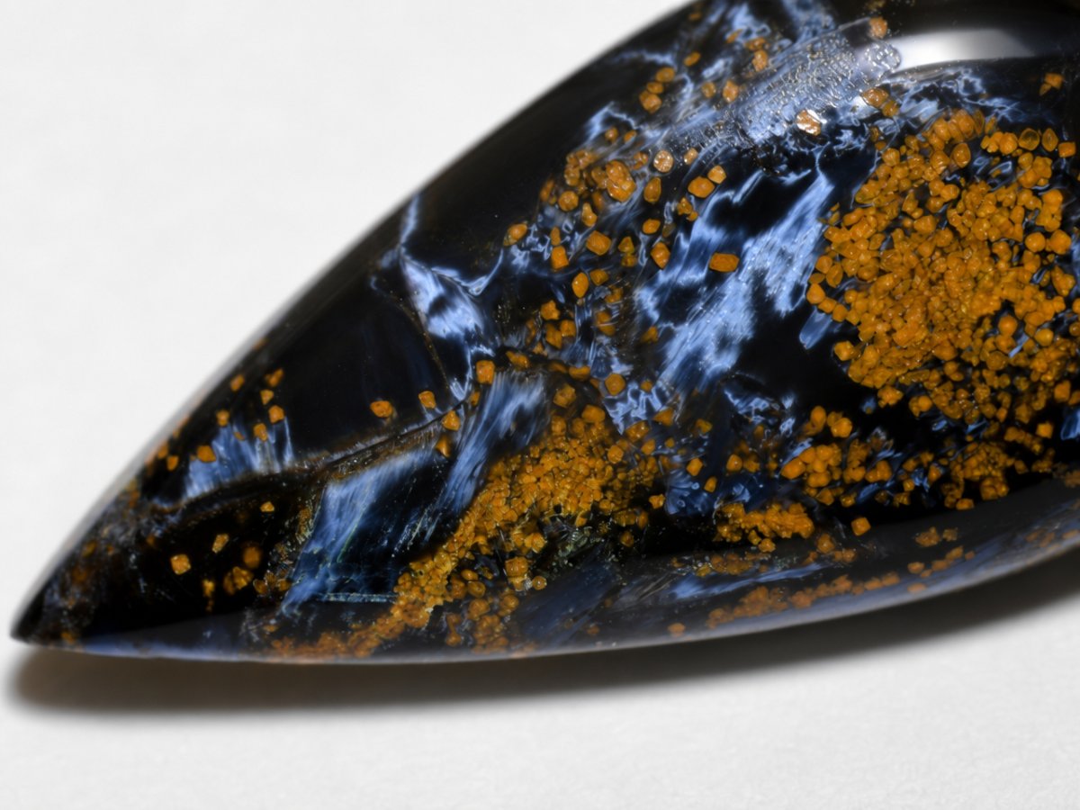 Visão aproximada de gemas naturais de pietersita.