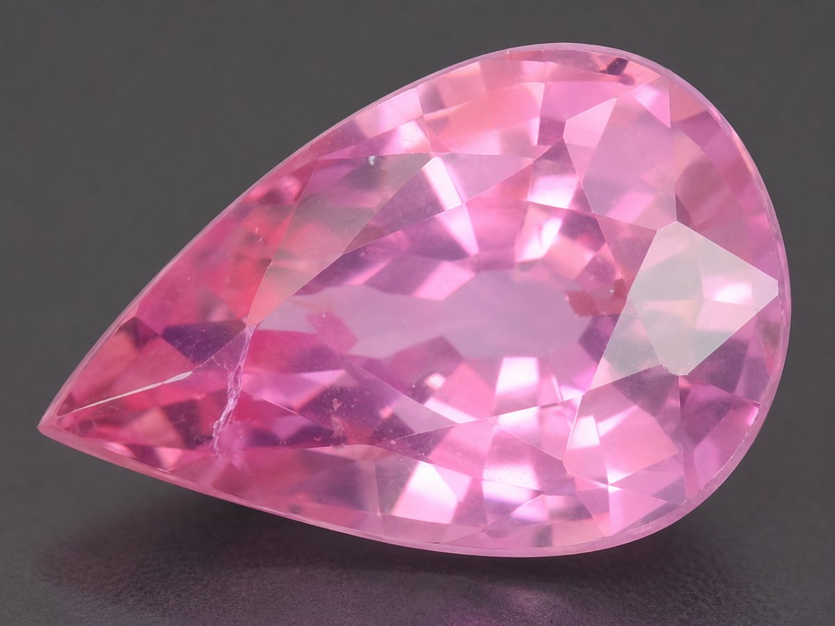 Visão aproximada de gemas de safira rosa naturais.