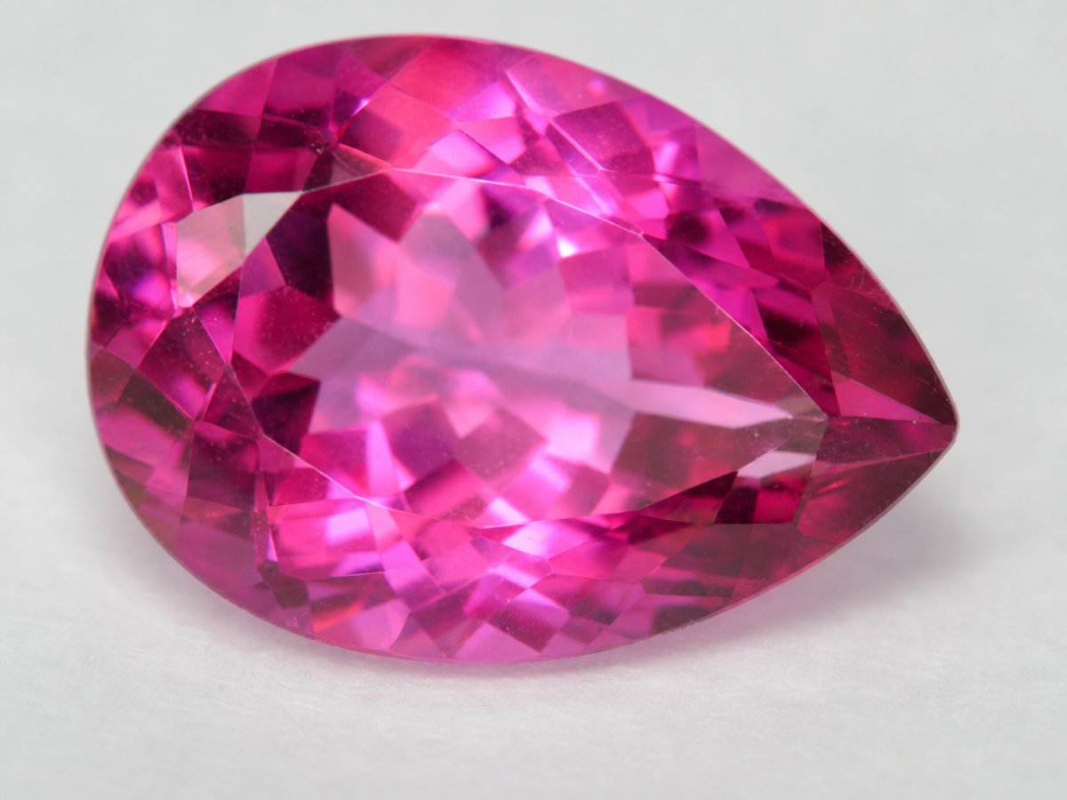 Visão aproximada de gemas de topázio rosa naturais.