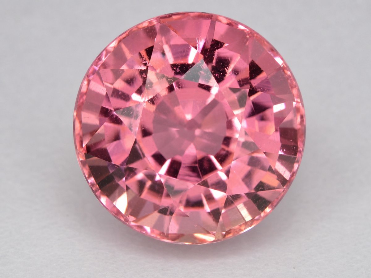 Visão aproximada de gemas naturais de turmalina rosa.