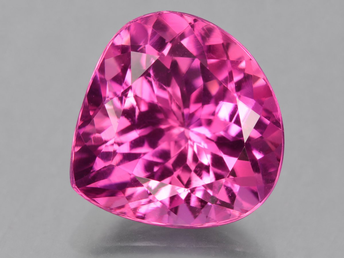 Visão aproximada de gemas naturais de turmalina rosa.